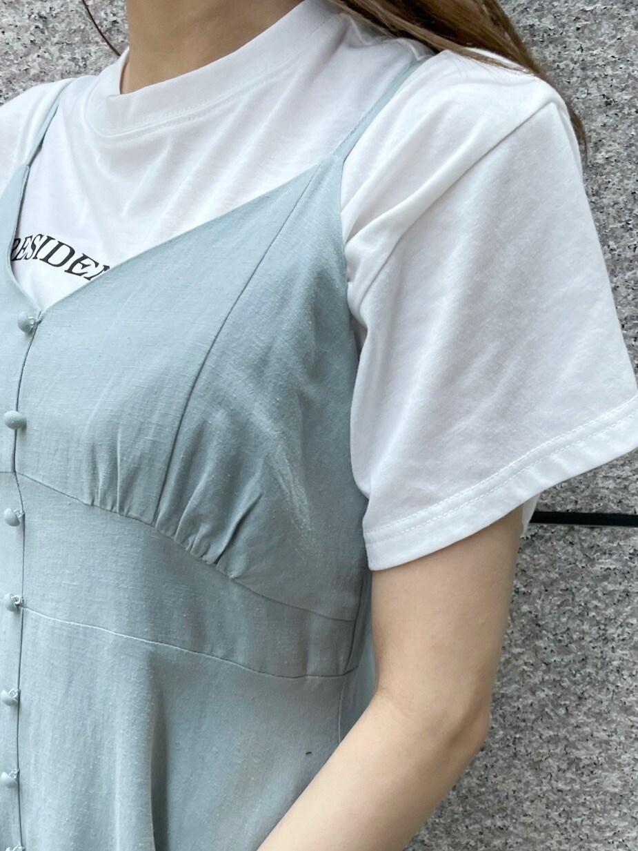 ホワイト系のスニーカー、ブルー系のワンピース、ホワイト系のTシャツ/カットソーを着用したレディースの春コーディネートの7枚目の写真