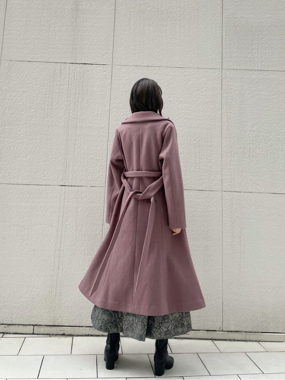 ピンク系のその他アウター、ブラック系のブーツ、ブラック系のスカートを着用したレディースの秋コーディネートの4枚目の写真