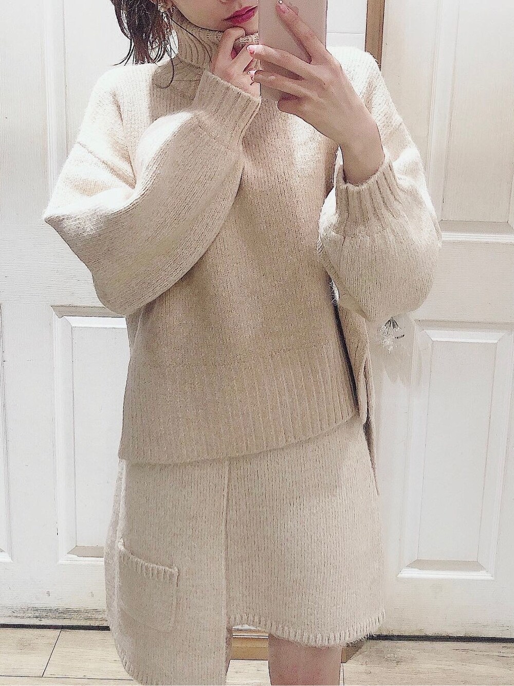 ベージュ系のスカート、ベージュ系のニット/セーターを着用したレディースの秋コーディネートの2枚目の写真