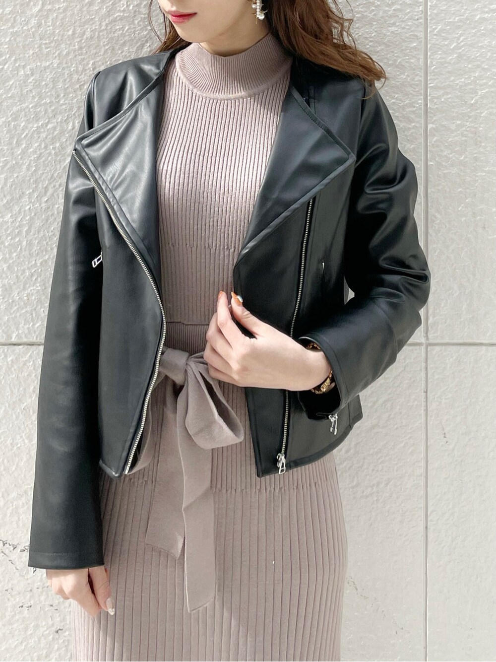 ベージュ系のワンピース、ブラック系のライダースジャケット、ブラック系のパンプスを着用したレディースの冬コーディネートの8枚目の写真