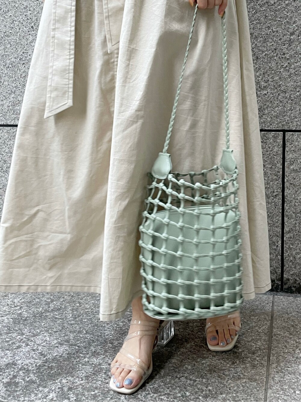 グリーン系のショルダーバッグ、ホワイト系のワンピース、その他のサンダルを着用したレディースの夏コーディネートの10枚目の写真