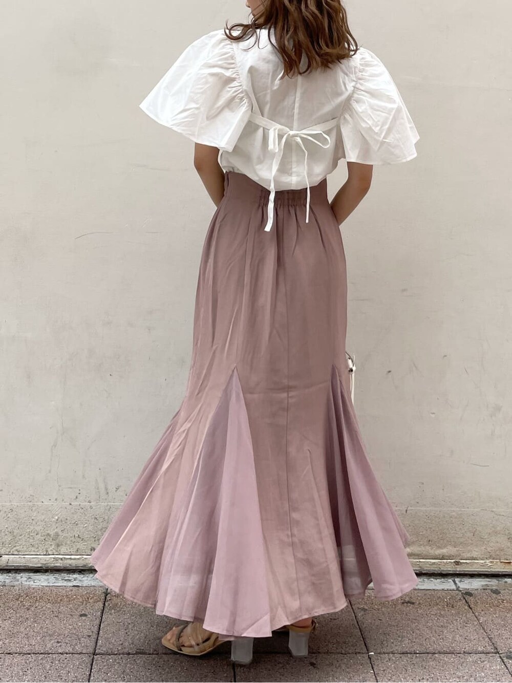 その他のサンダル、ホワイト系のシャツ/ブラウス、ホワイト系のハンドバッグを着用したレディースの春コーディネートの4枚目の写真