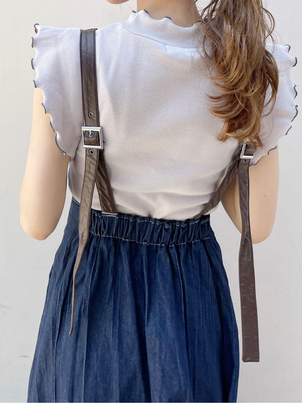 ブラック系のサンダル、ブルー系のジャンパースカート、グレー系のTシャツ/カットソーを着用したレディースの夏コーディネートの6枚目の写真