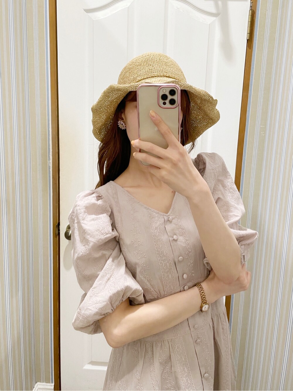 ベージュ系のワンピース、その他のサンダル、ベージュ系のハットを着用したレディースの春コーディネートの3枚目の写真