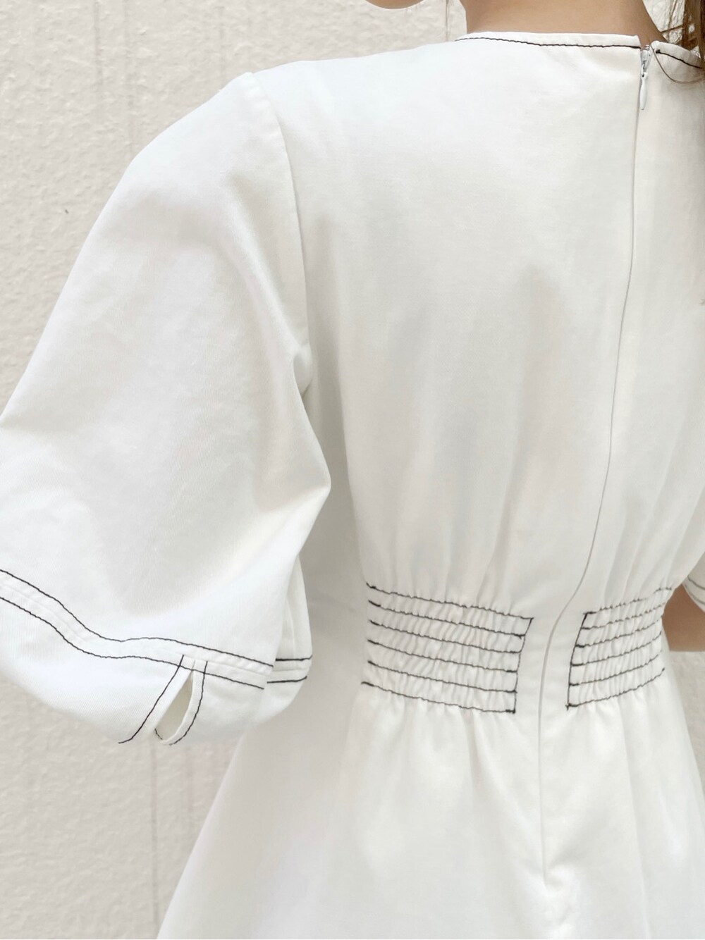 ホワイト系のスニーカー、ホワイト系のワンピースを着用したレディースの春コーディネートの8枚目の写真