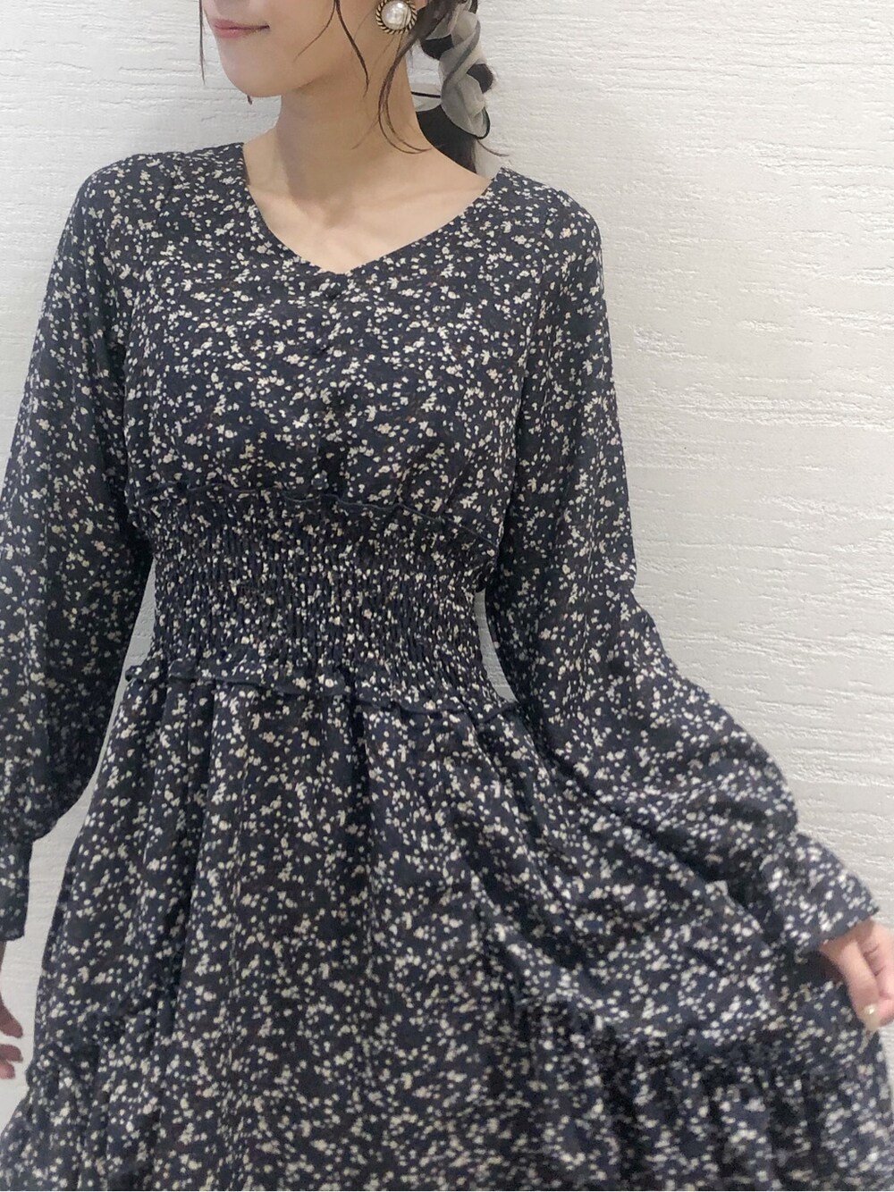 ブラック系のライダースジャケット、ブルー系のワンピース、ブラック系のブーツを着用したレディースの秋コーディネートの3枚目の写真