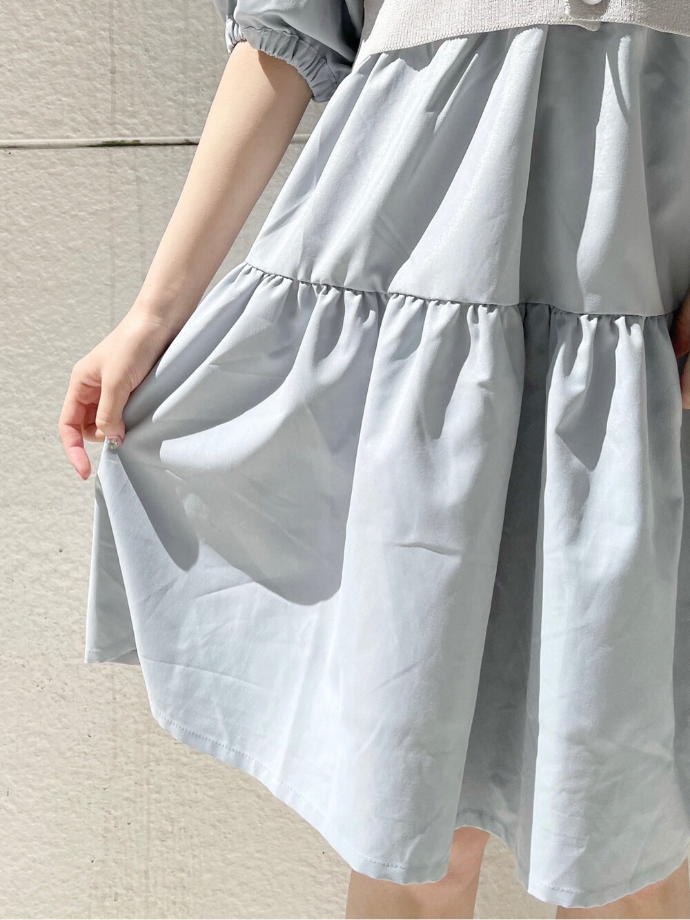 ホワイト系のスニーカー、ホワイト系のショルダーバッグ、ブルー系のチュニックを着用したレディースの春コーディネートの9枚目の写真