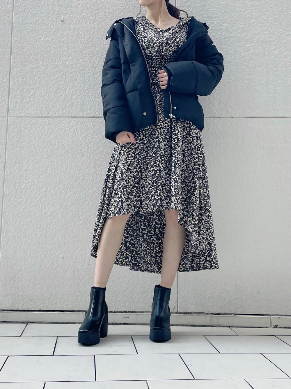 ブラック系のブルゾン、ブラック系のブーツ、ブラック系のブーツを着用したレディースの冬コーディネートの5枚目の写真