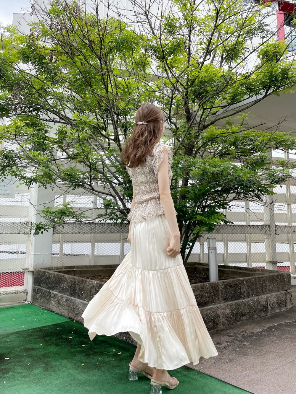 ホワイト系のスカート、その他のシャツ/ブラウス、その他のサンダルを着用したレディースの春コーディネートの2枚目の写真