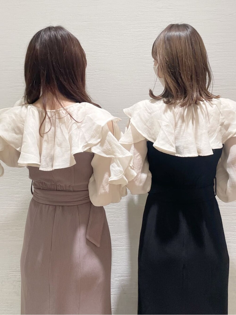 ベージュ系のブーツ、ブラック系のブーツ、ブラック系のワンピースを着用したレディースの秋コーディネートの6枚目の写真