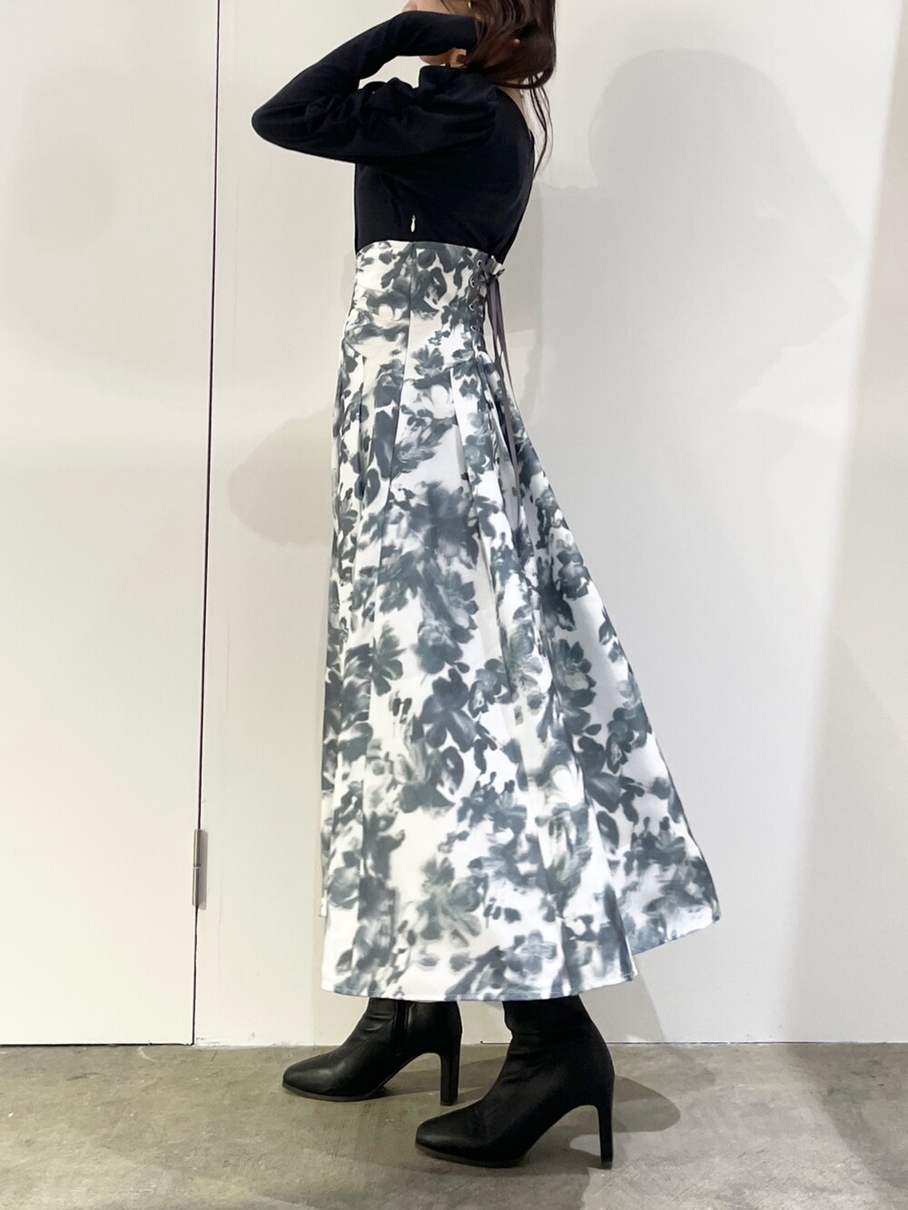 ブラック系のワンピース、ブラック系のブーツを着用したレディースの秋コーディネートの3枚目の写真