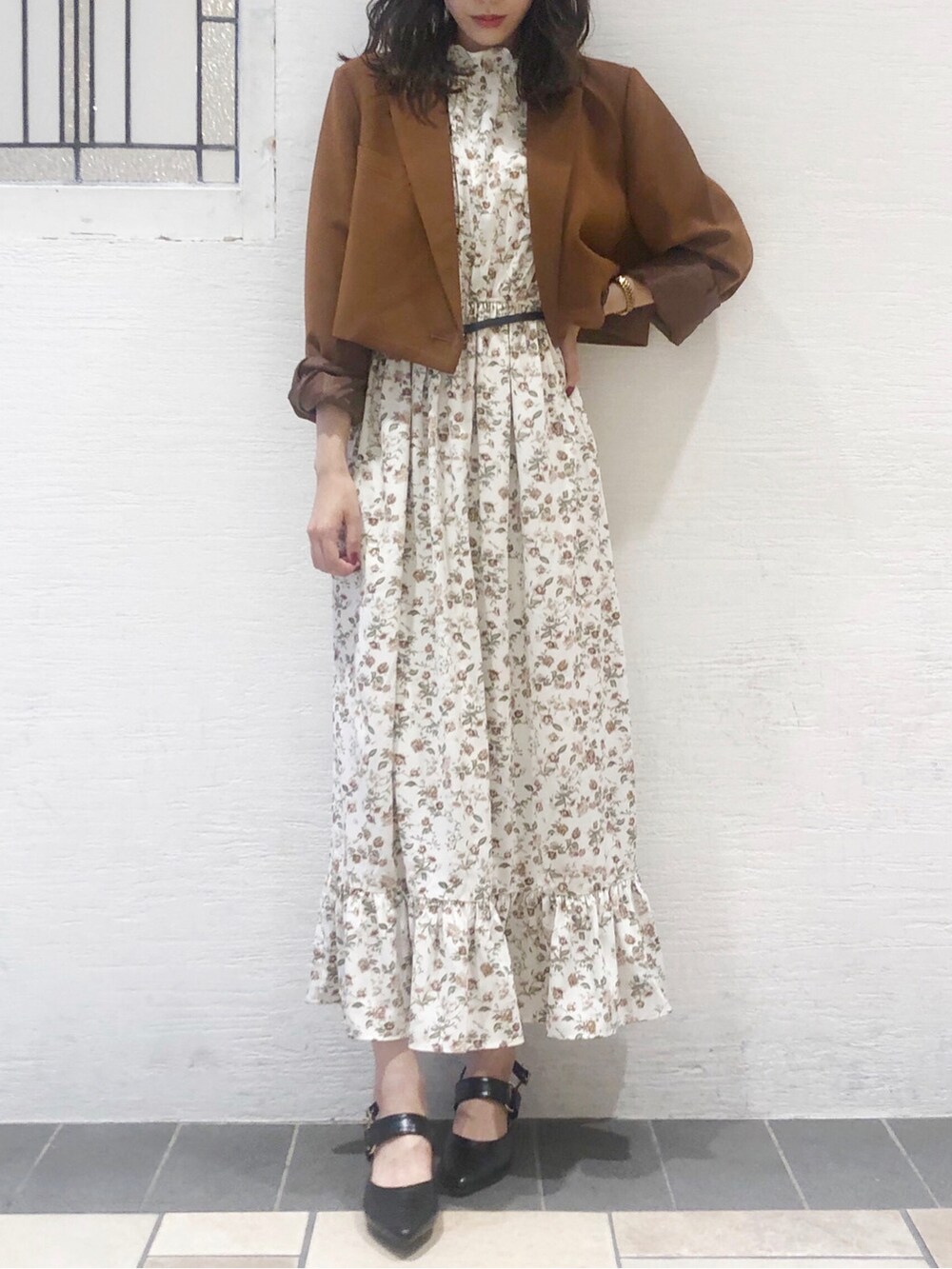 ホワイト系のワンピース、ブラック系のパンプス、ブラウン系のテーラードジャケットを着用したレディースの夏コーディネートの2枚目の写真