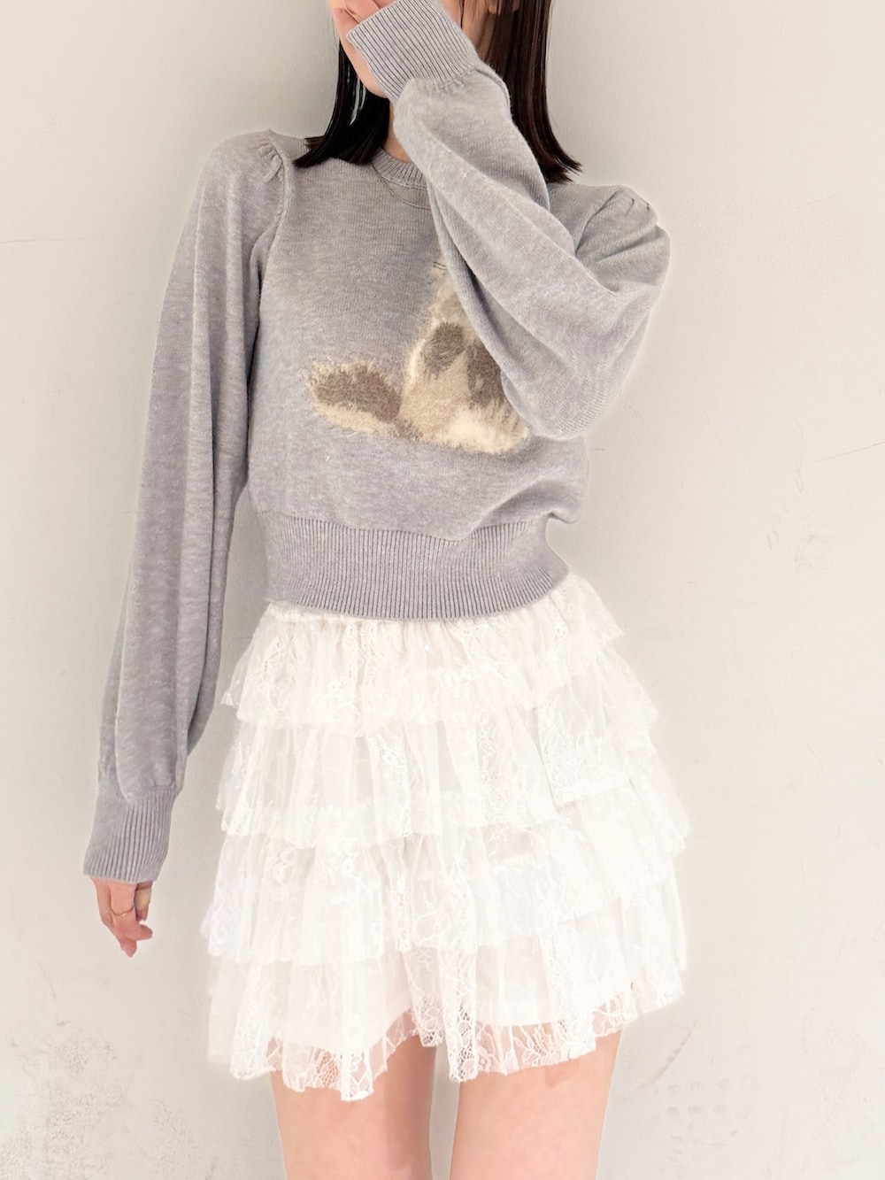 ブラック系のパンプス、ホワイト系のその他パンツ、グレー系のニット/セーターを着用したレディースの春コーディネートの3枚目の写真