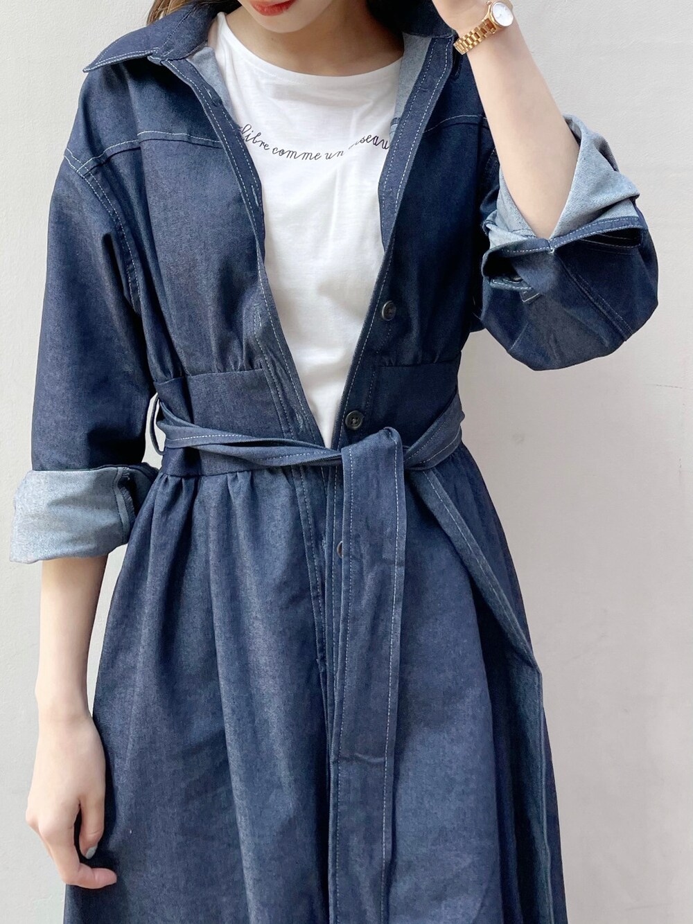 ブルー系のワンピース、ブルー系のスカート、ホワイト系のスニーカーを着用したレディースの春コーディネートの8枚目の写真