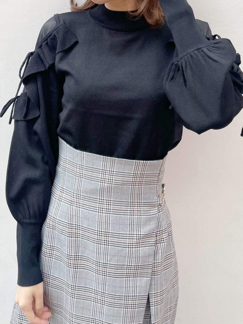 ブラック系のブーツ、ブラック系のニット/セーター、その他のスカートを着用したレディースの冬コーディネートの5枚目の写真