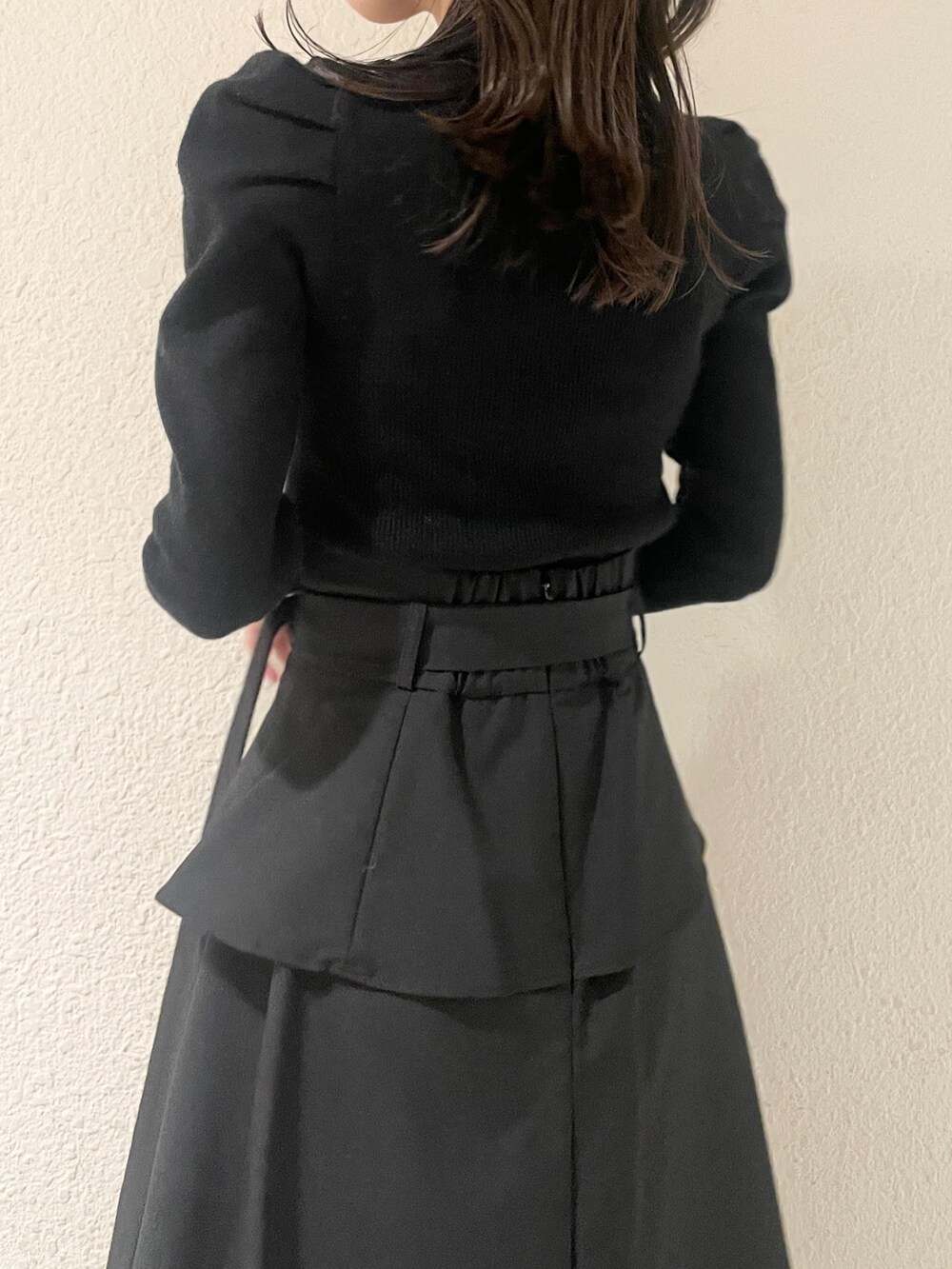 ブラック系のニット/セーター、ブラック系のブーツ、ブラック系のスカートを着用したレディースの冬コーディネートの6枚目の写真