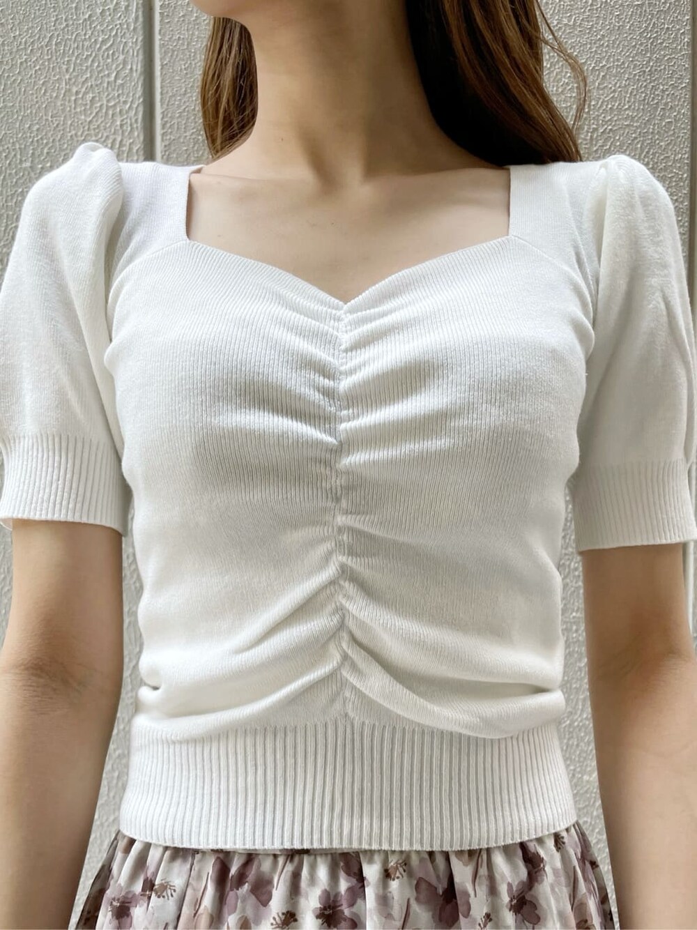 ベージュ系のサンダル、ホワイト系のニット/セーター、ホワイト系のニット/セーターを着用したレディースの夏コーディネートの7枚目の写真