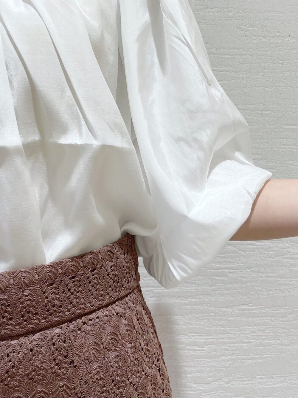 ブラウン系のスカート、ブラウン系のスカート、ホワイト系のシャツ/ブラウスを着用したレディースの夏コーディネートの9枚目の写真