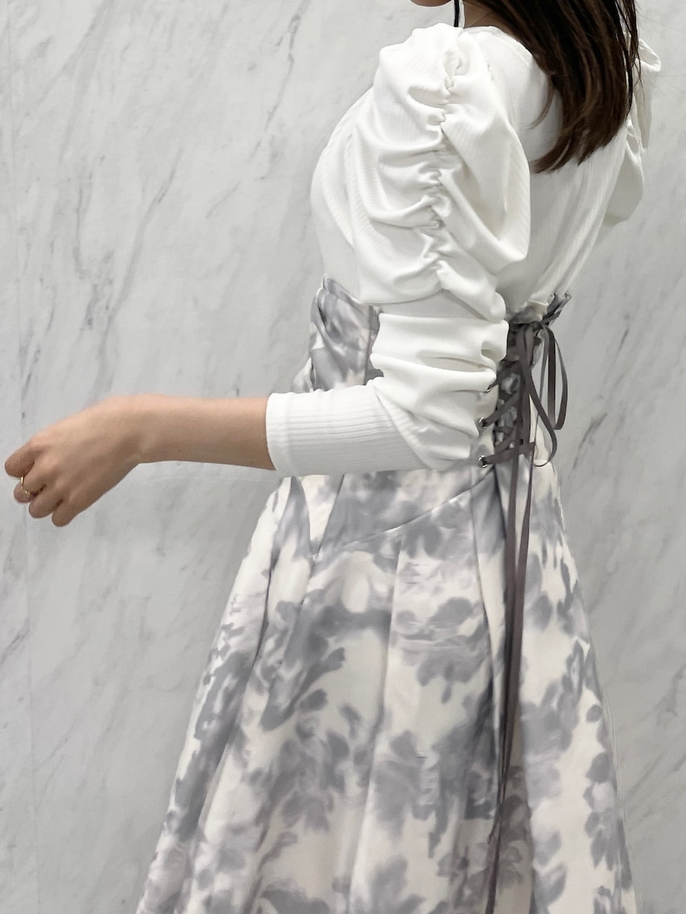 ホワイト系のワンピース、ブラック系のパンプスを着用したレディースの秋コーディネートの7枚目の写真