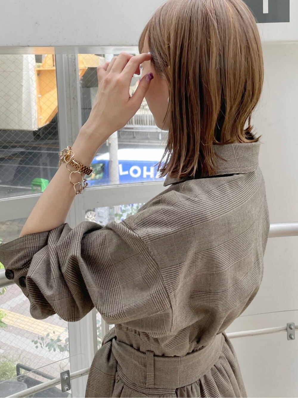 ホワイト系のパンプス、その他のワンピースを着用したレディースの秋コーディネートの6枚目の写真