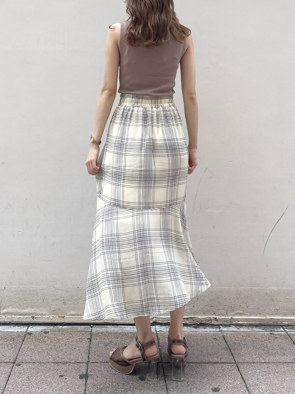 ブラウン系のサンダル、ベージュ系のニット/セーターを着用したレディースの夏コーディネートの4枚目の写真