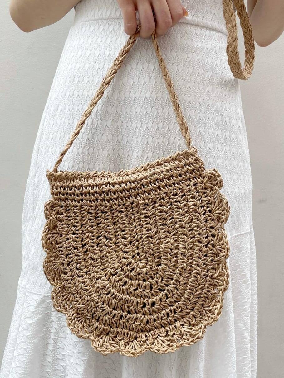 ホワイト系のスカート、その他のサンダル、グレー系のTシャツ/カットソーを着用したレディースの夏コーディネートの10枚目の写真