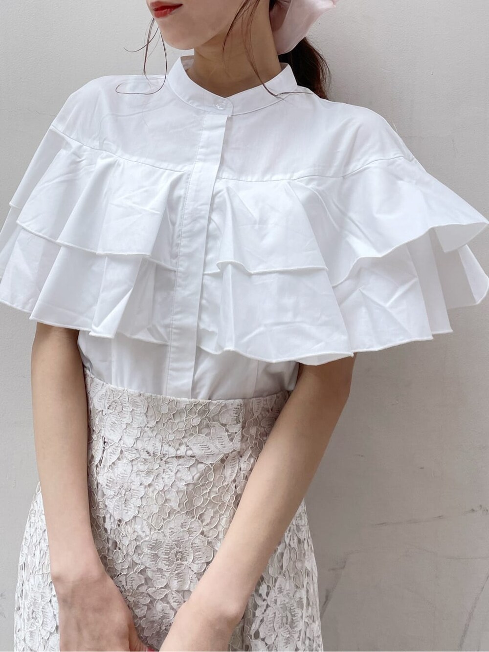 ホワイト系のパンプス、ホワイト系のショルダーバッグ、ホワイト系のシャツ/ブラウスを着用したレディースの春コーディネートの5枚目の写真