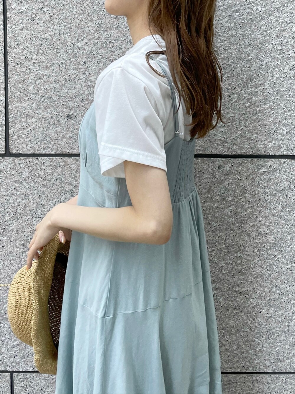 ホワイト系のスニーカー、ブルー系のワンピース、ホワイト系のTシャツ/カットソーを着用したレディースの春コーディネートの5枚目の写真