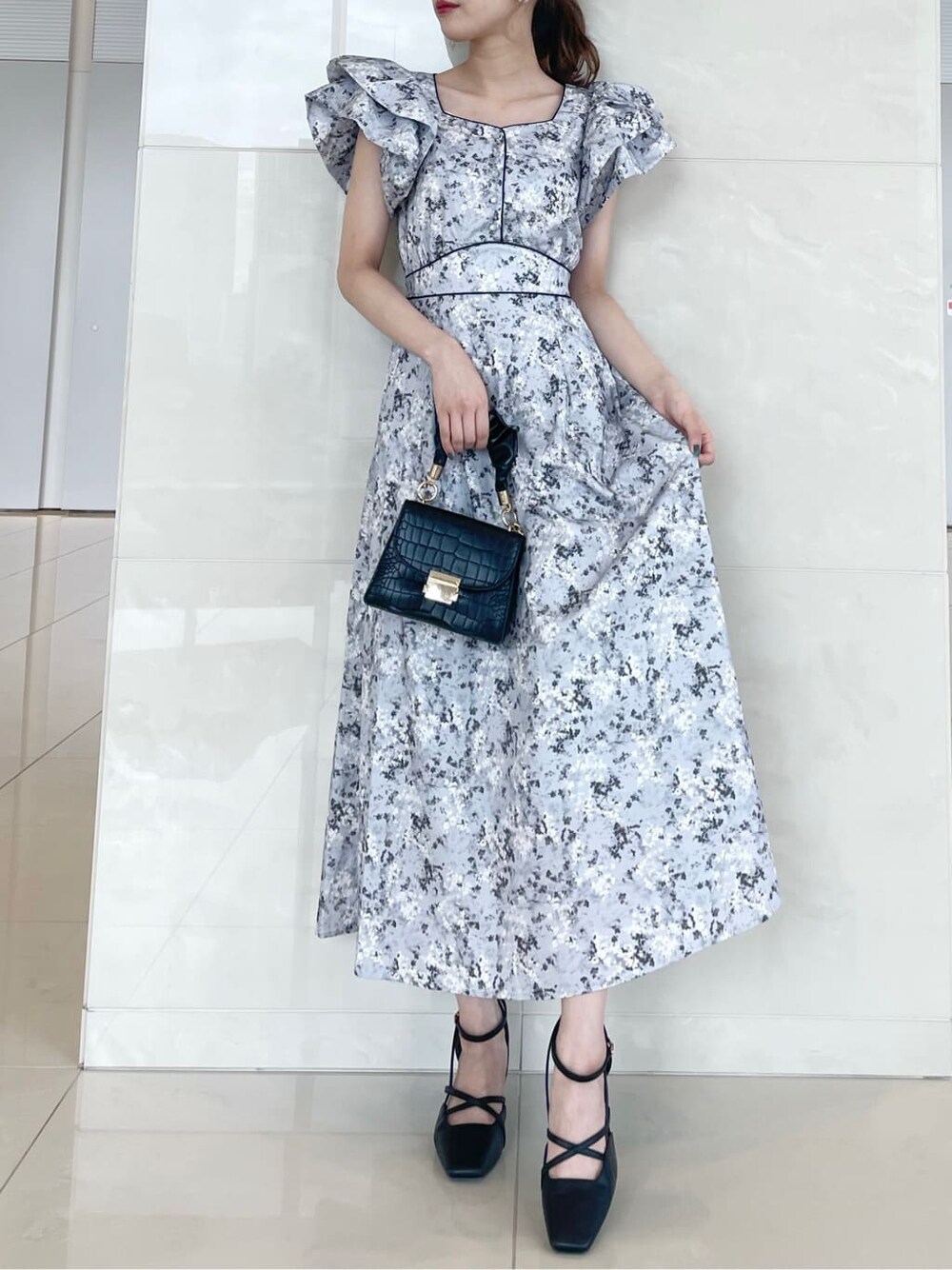 ブラウン系のその他アウター、ブラック系のパンプス、グレー系のワンピースを着用したレディースの秋コーディネートの5枚目の写真