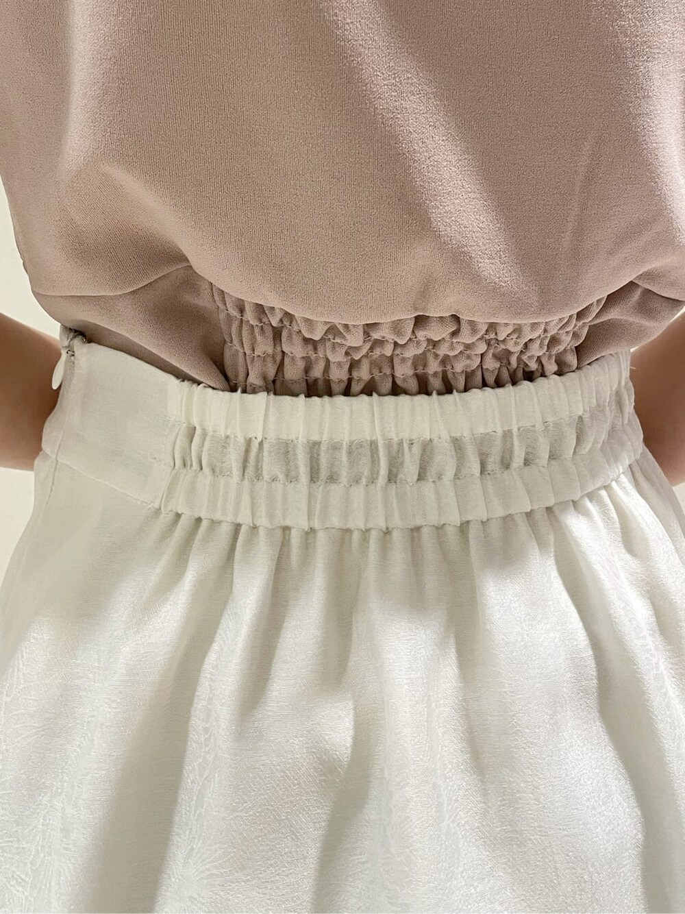 パープル系のサンダル、ベージュ系のスカート、ピンク系のTシャツ/カットソーを着用したレディースの春コーディネートの8枚目の写真