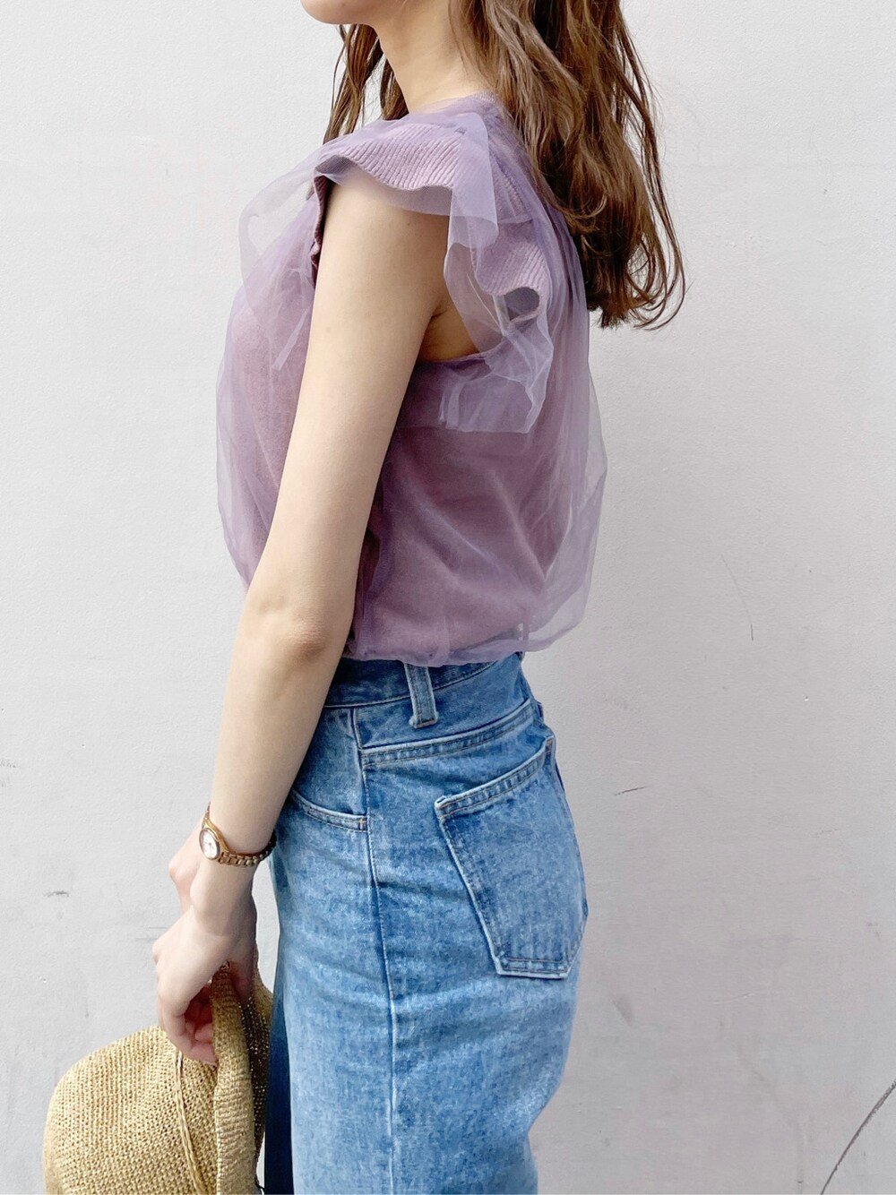 ブルー系のデニムパンツ、ピンク系のニット/セーター、その他のサンダルを着用したレディースの春コーディネートの6枚目の写真