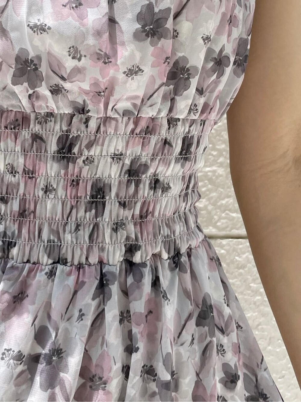 ブラウン系のハンドバッグ、ブラウン系のサンダル、ピンク系のワンピースを着用したレディースの夏コーディネートの9枚目の写真