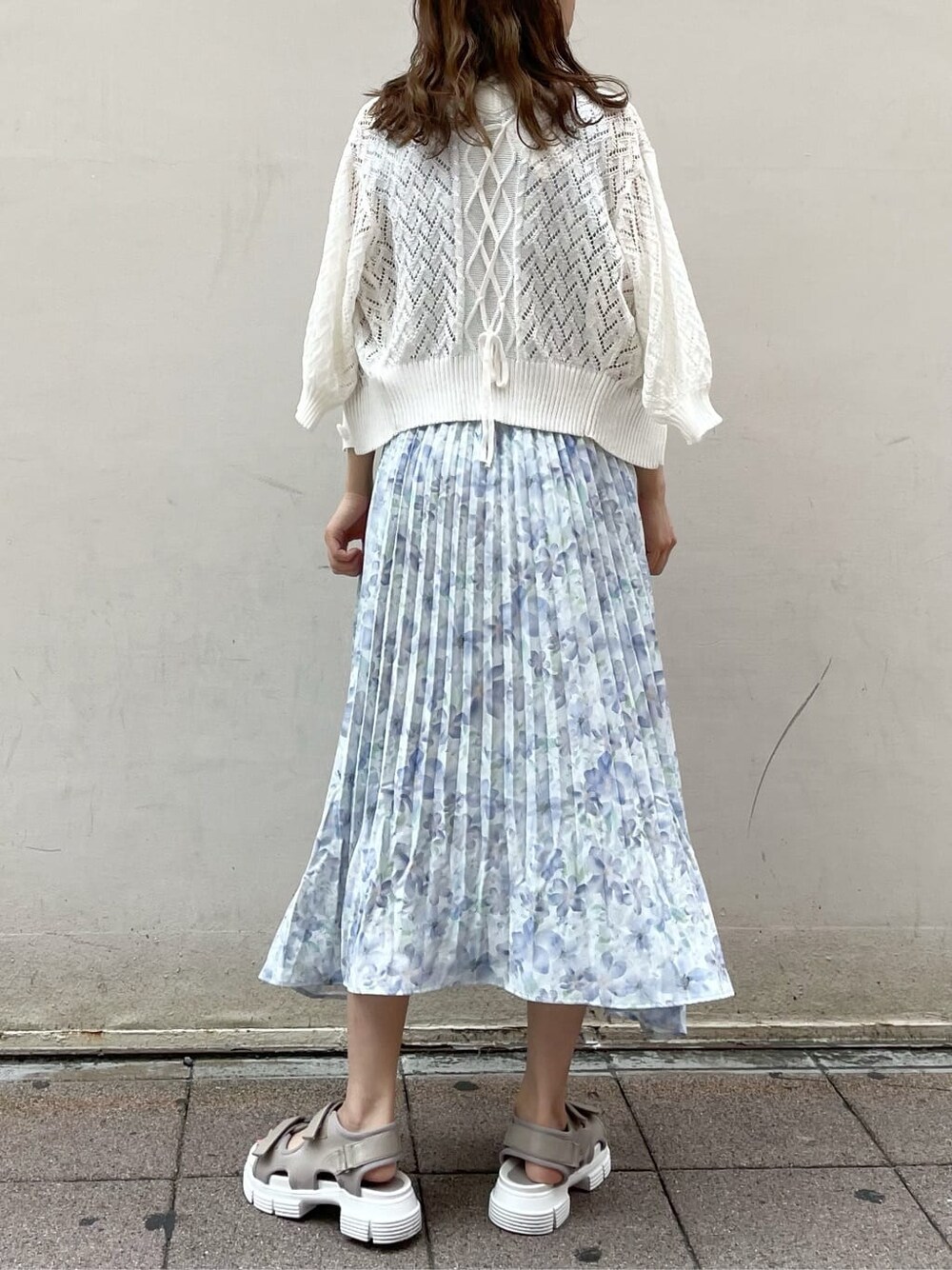 ホワイト系のカーディガン/ボレロ、ブルー系のワンピース、ベージュ系のサンダルを着用したレディースの夏コーディネートの4枚目の写真