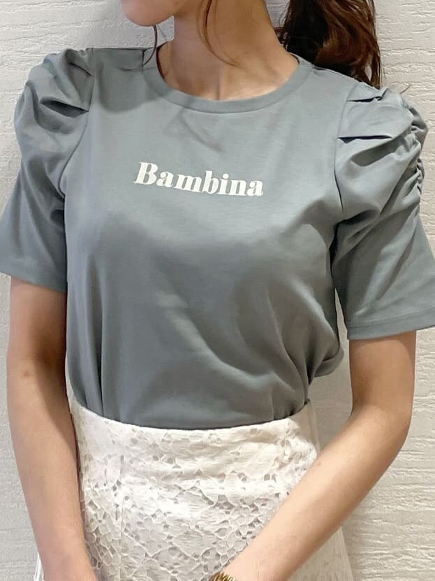 パープル系のサンダル、ホワイト系のスカート、グリーン系のTシャツ/カットソーを着用したレディースの春コーディネートの6枚目の写真