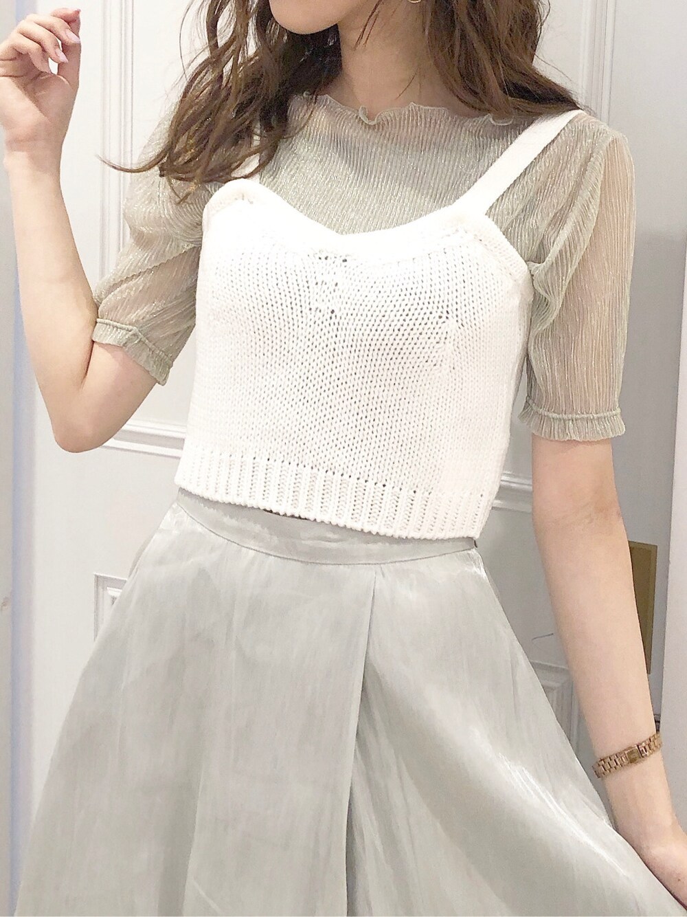 グリーン系のスカート、シルバー系のTシャツ/カットソー、ブラウン系のサンダルを着用したレディースの夏コーディネートの3枚目の写真