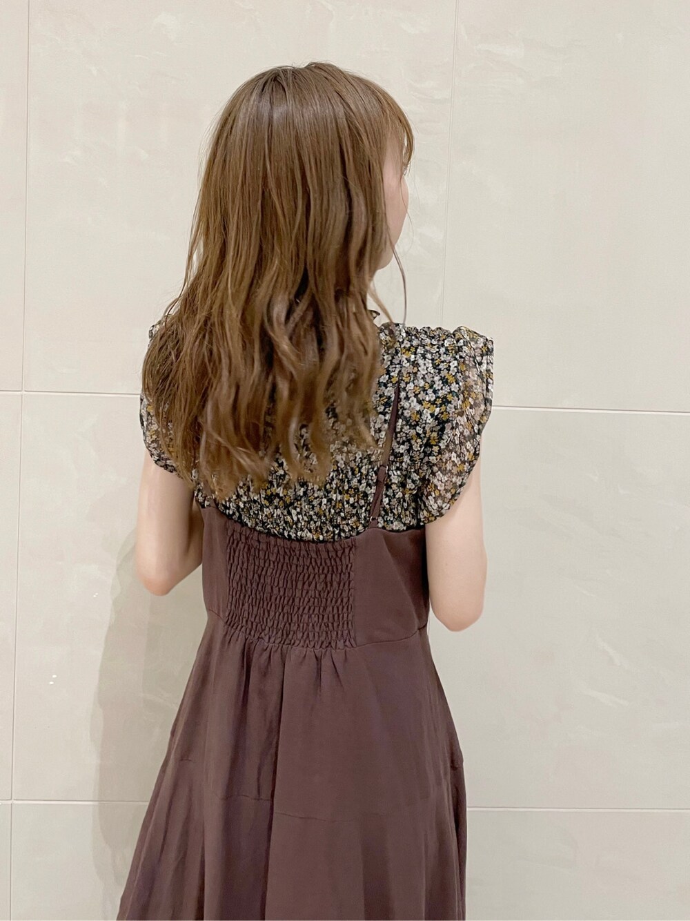 その他のサンダル、その他のシャツ/ブラウス、ブラウン系のワンピースを着用したレディースの春コーディネートの6枚目の写真