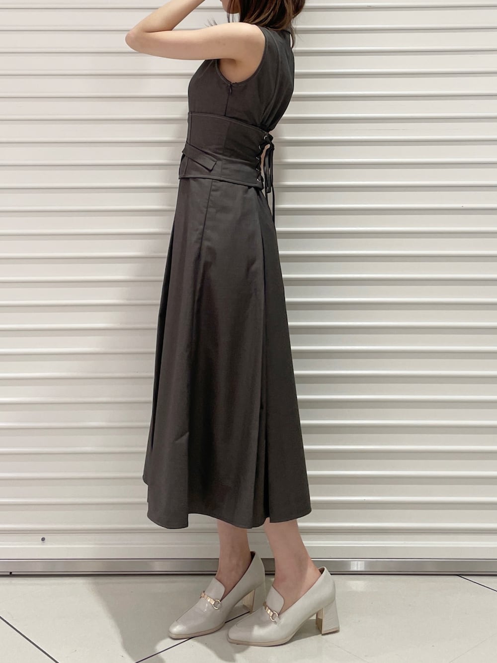 グレー系のワンピース、グレー系のカーディガン/ボレロ、ホワイト系のローファーを着用したレディースの夏コーディネートの6枚目の写真