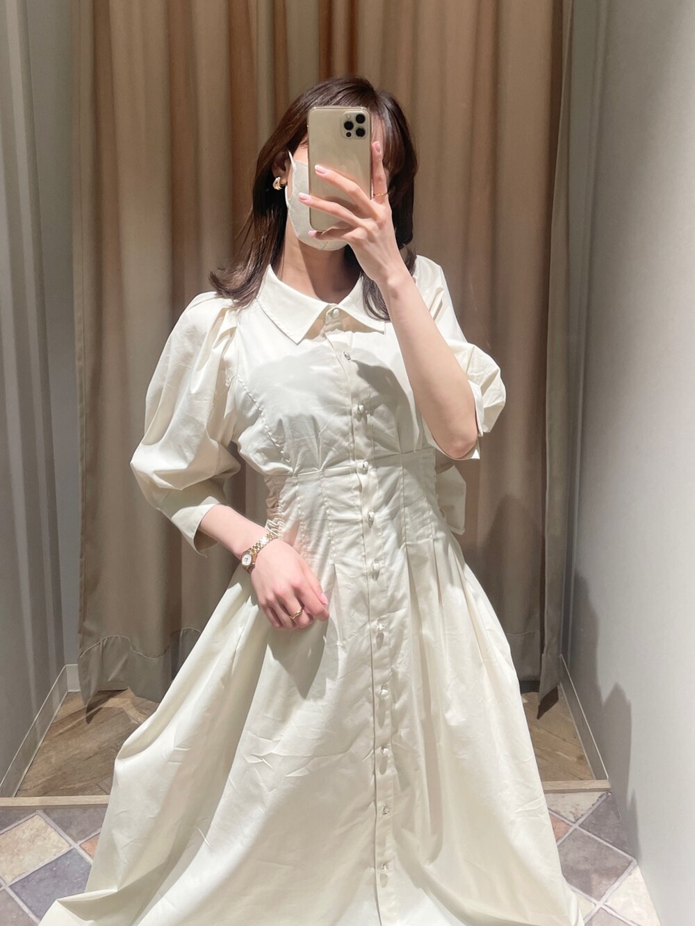 ホワイト系のワンピース、ホワイト系のパンプスを着用したレディースの春コーディネートの3枚目の写真