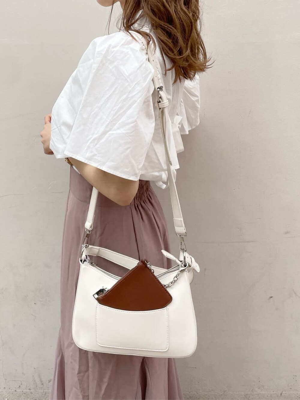 その他のサンダル、ホワイト系のシャツ/ブラウス、ホワイト系のハンドバッグを着用したレディースの春コーディネートの6枚目の写真