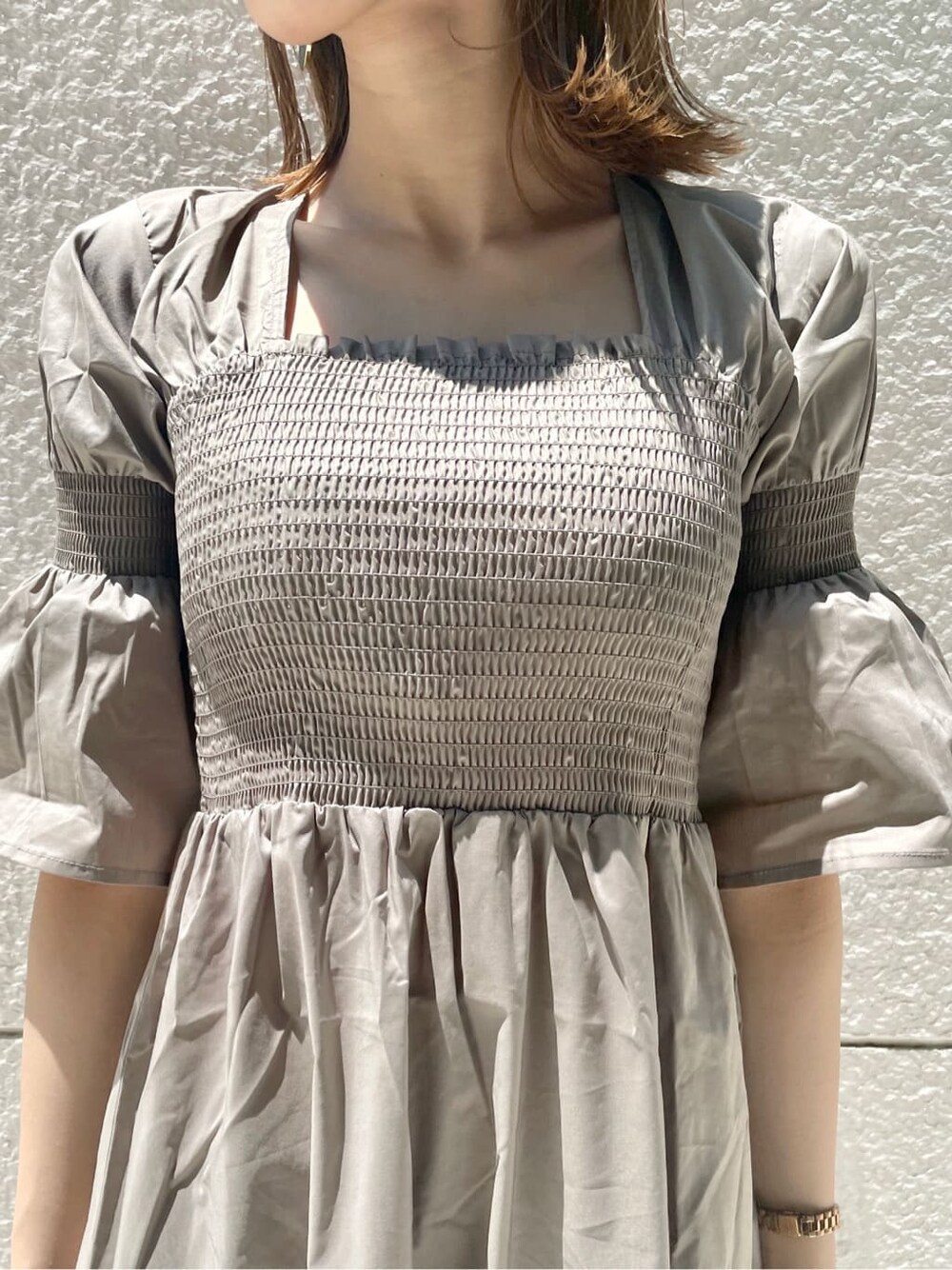 ブラウン系のサンダル、ベージュ系のワンピースを着用したレディースの夏コーディネートの7枚目の写真