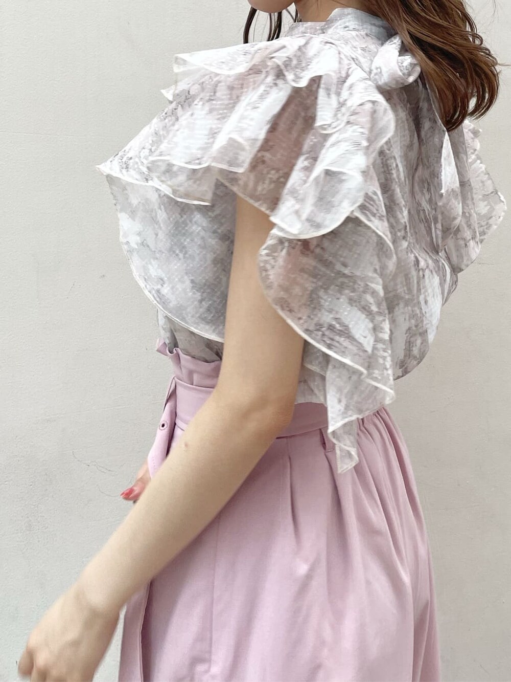 パープル系のサンダル、ホワイト系のショルダーバッグ、ベージュ系のシャツ/ブラウスを着用したレディースの夏コーディネートの5枚目の写真