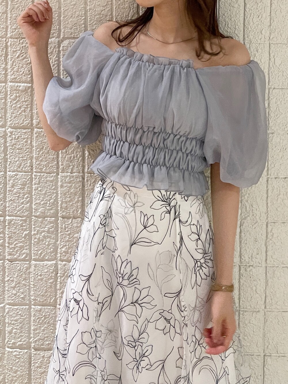 ホワイト系のサンダル、グレー系のシャツ/ブラウス、ホワイト系のスカートを着用したレディースの夏コーディネートの5枚目の写真