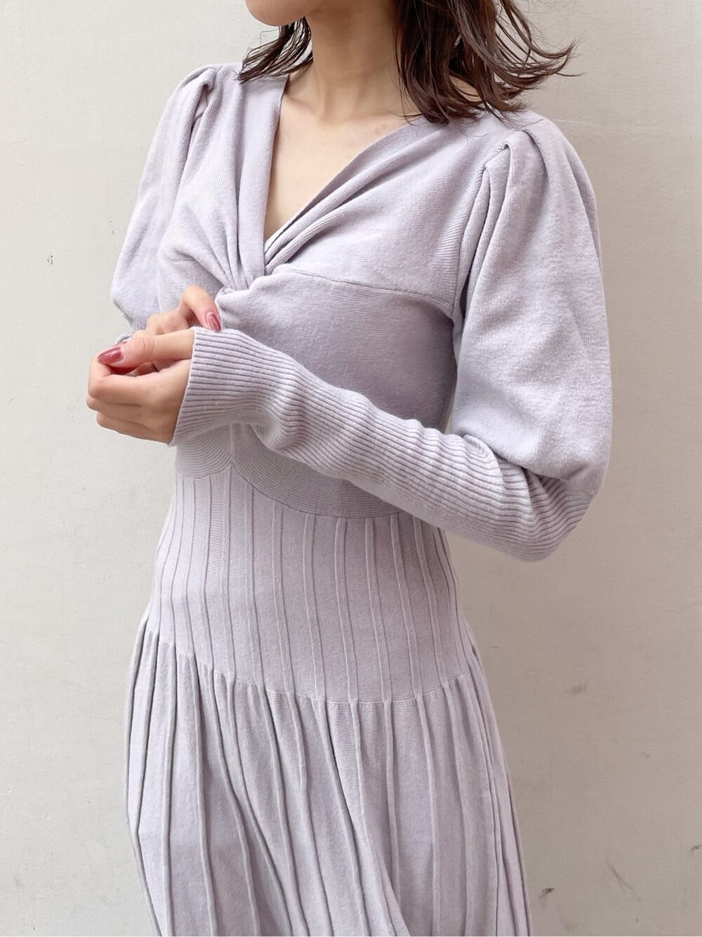 ホワイト系のダウンジャケット/コート、グレー系のブーツ、ブルー系のワンピースを着用したレディースの冬コーディネートの7枚目の写真