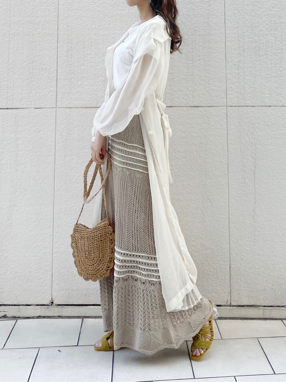 イエロー系のサンダル、ホワイト系のTシャツ/カットソー、ホワイト系のシャツ/ブラウスを着用したレディースの春コーディネートの3枚目の写真