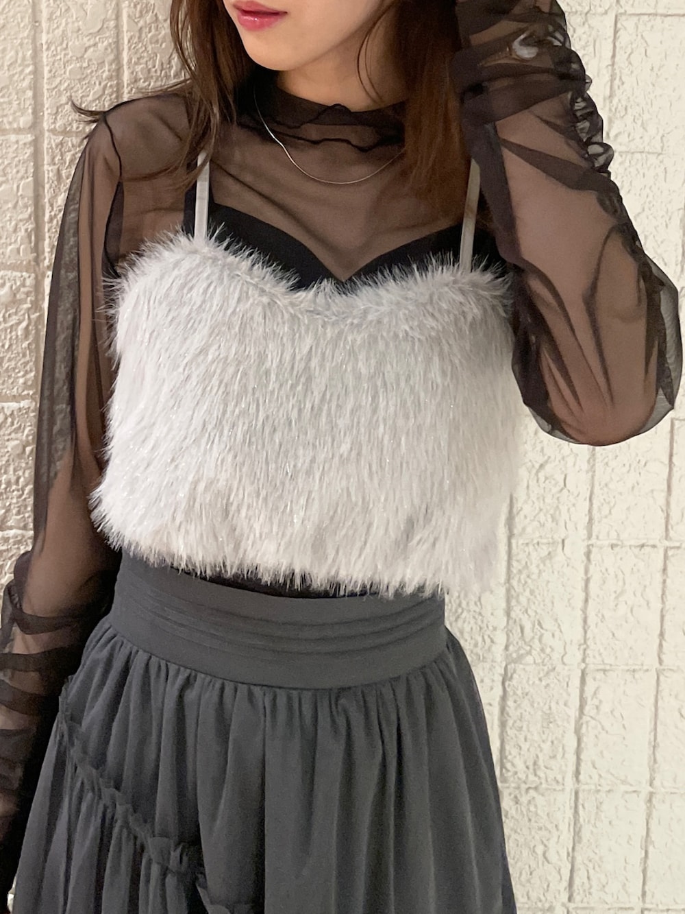 グレー系のスカート、ブラック系のブーツ、グレー系のTシャツ/カットソーを着用したレディースの夏コーディネートの6枚目の写真