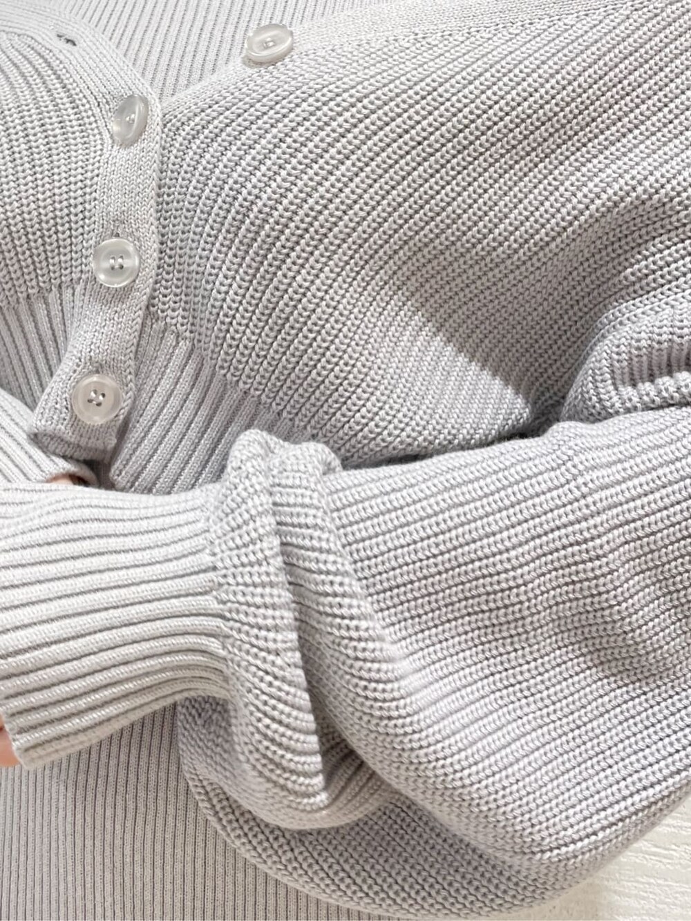 ブラック系のブーツ、グレー系のワンピースを着用したレディースの冬コーディネートの7枚目の写真