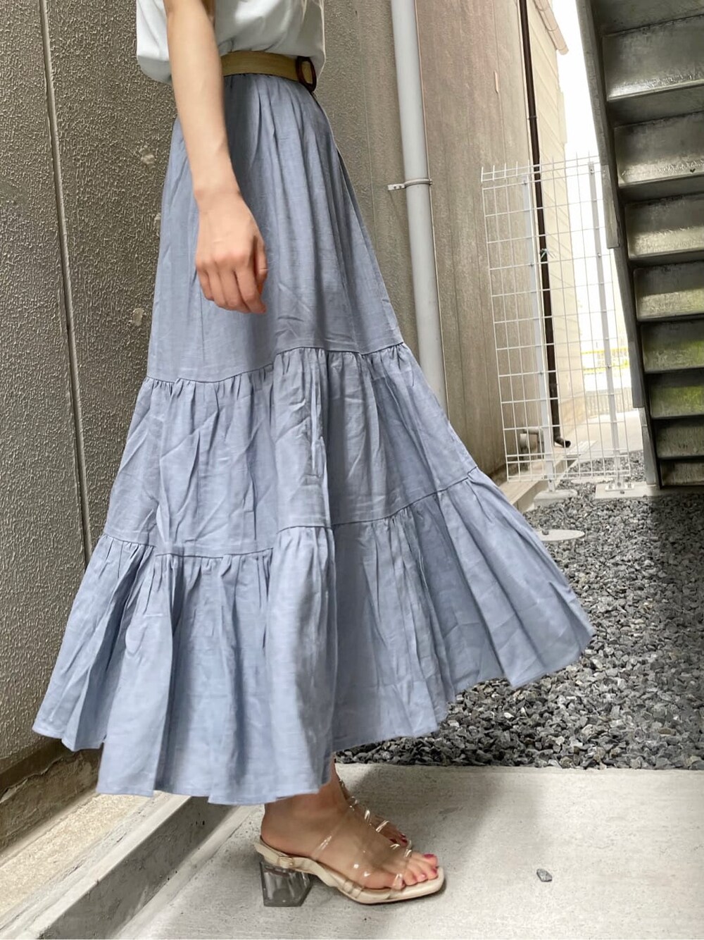 ブルー系のスカート、その他のサンダル、ブルー系のTシャツ/カットソーを着用したレディースの夏コーディネートの9枚目の写真