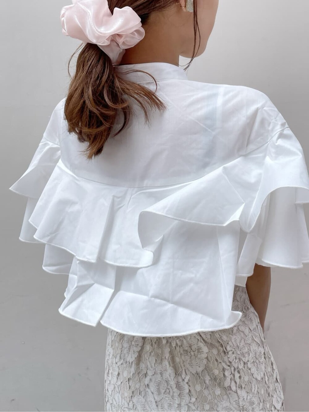 ホワイト系のパンプス、ホワイト系のショルダーバッグ、ホワイト系のシャツ/ブラウスを着用したレディースの春コーディネートの6枚目の写真