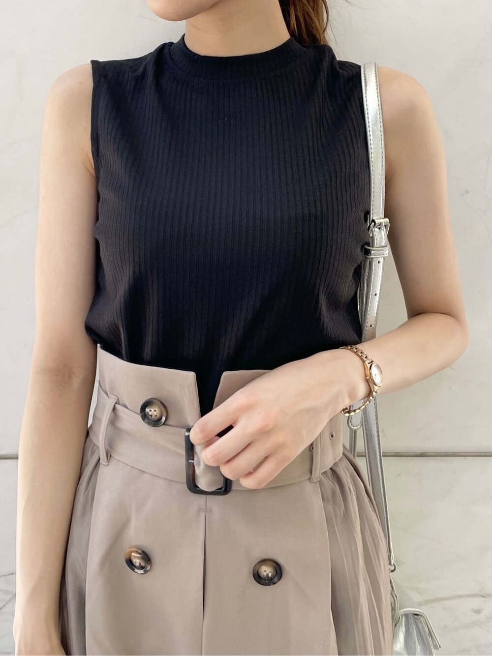 ブラック系のサンダル、ブラック系のTシャツ/カットソー、ベージュ系のスカートを着用したレディースの夏コーディネートの4枚目の写真