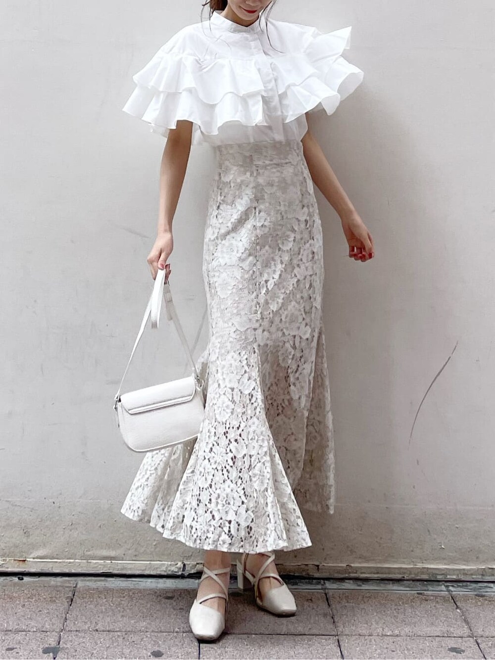 ホワイト系のパンプス、ホワイト系のショルダーバッグ、ホワイト系のシャツ/ブラウスを着用したレディースの春コーディネートの4枚目の写真